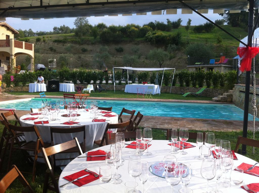 Aparthotel Borgo Le Capannelle Castel Ritaldi Exterior foto